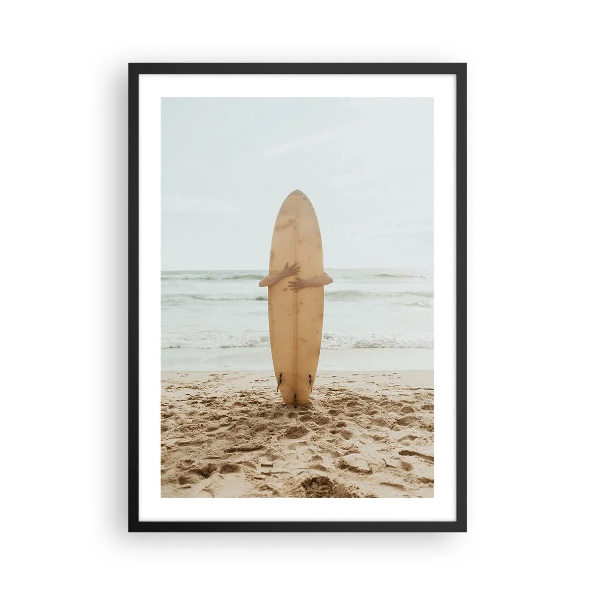 Plakat w czarnej ramie - Osoba trzymająca deskę surfingową na plaży, z widokiem na morze - 50x70cm - Z miłości do fal - Nowoczesna dekoracja ścienna do salonu i sypialni ARTTOR