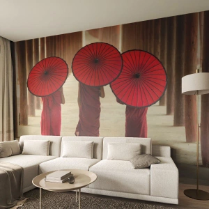 Fototapeta Premium Sand - Trzech mnichów z czerwonymi parasolami w drewnianym korytarzu - 100x70cm - W drodze do Czystej Krainy - Nowoczesna dekoracja ścienna do salonu, kuchni i sypialni ARTTOR