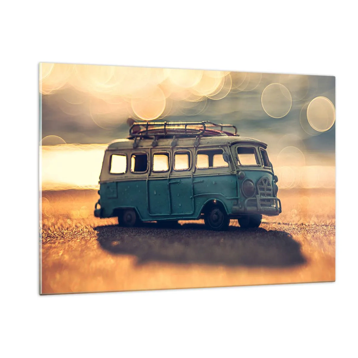 Obraz na szkle - Zabawka bus vintage na plaży o zachodzie słońca - 120x80cm - Koniec bożków: pieniądza i pracy - Nowoczesna dekoracja ścienna do salonu, kuchni i sypialni ARTTOR