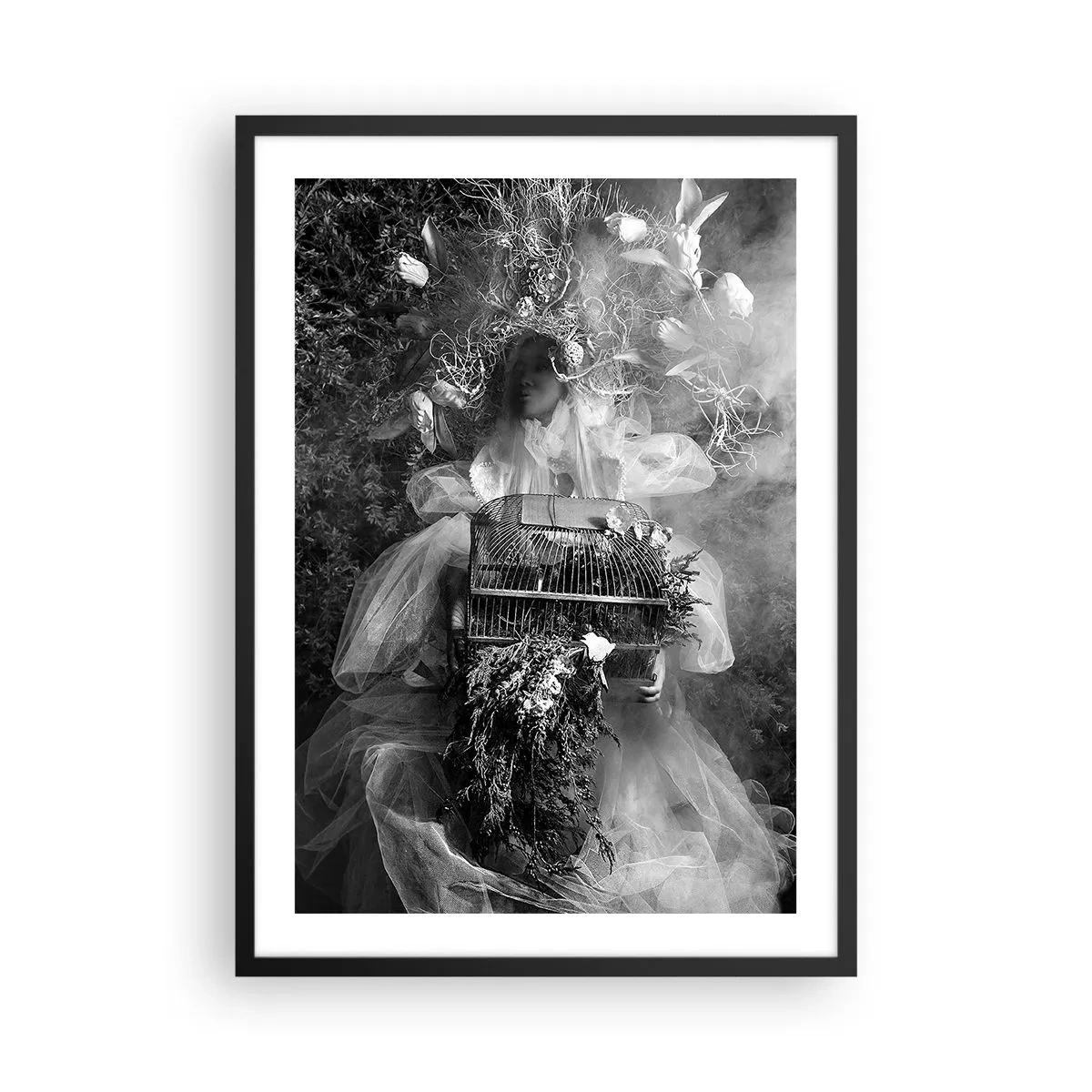 Plakat w czarnej ramie - Kobieta w sukni otoczona naturą w czarno-białej fotografii - 50x70cm - Sama Matka – Natura - Nowoczesna dekoracja ścienna do salonu i sypialni ARTTOR