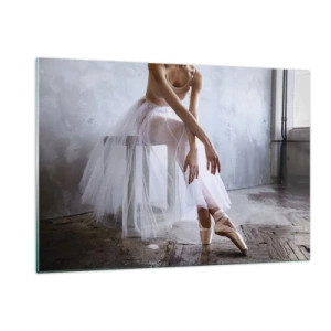 Obraz na szkle - Baletnica w tiulowej spódnicy odpoczywa w sali - 120x80cm - Zanim zabłysną światła rampy - Nowoczesna dekoracja ścienna do salonu, kuchni i sypialni ARTTOR