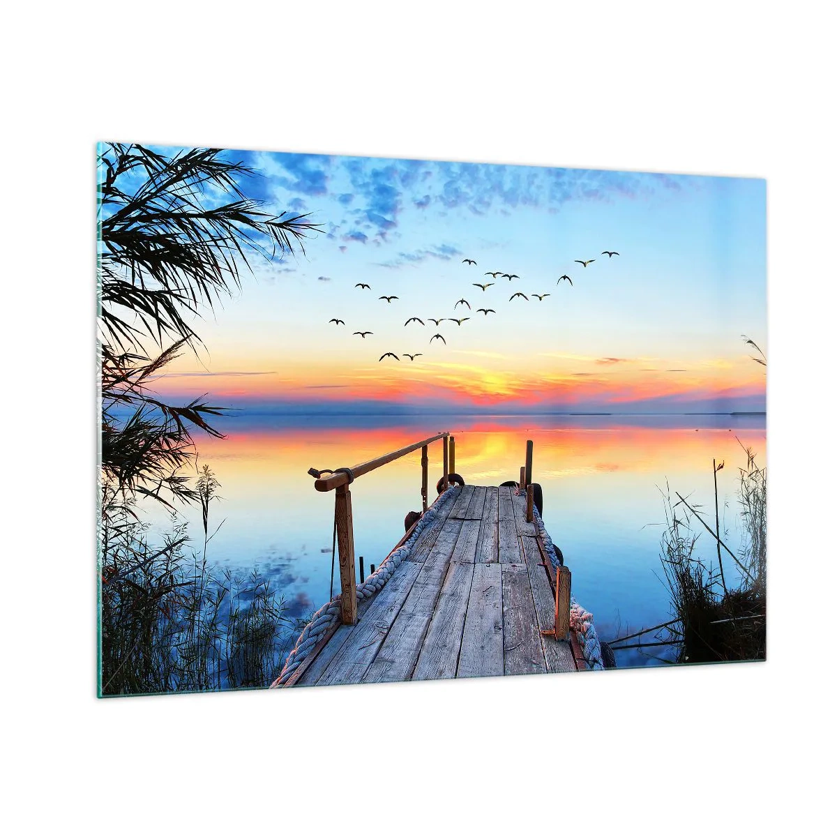 Obraz na szkle - Drewniany pomost nad jeziorem o zachodzie słońca z lecącym kluczem ptaków - 100x70cm - Pora wracać… - Nowoczesna dekoracja ścienna do salonu, kuchni i sypialni ARTTOR