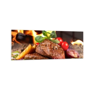 Obraz na szkle - Grillowany stek z dodatkami na tle płomieni - 140x50cm - Wyczarowane żarem - Nowoczesna dekoracja ścienna do salonu i sypialni ARTTOR