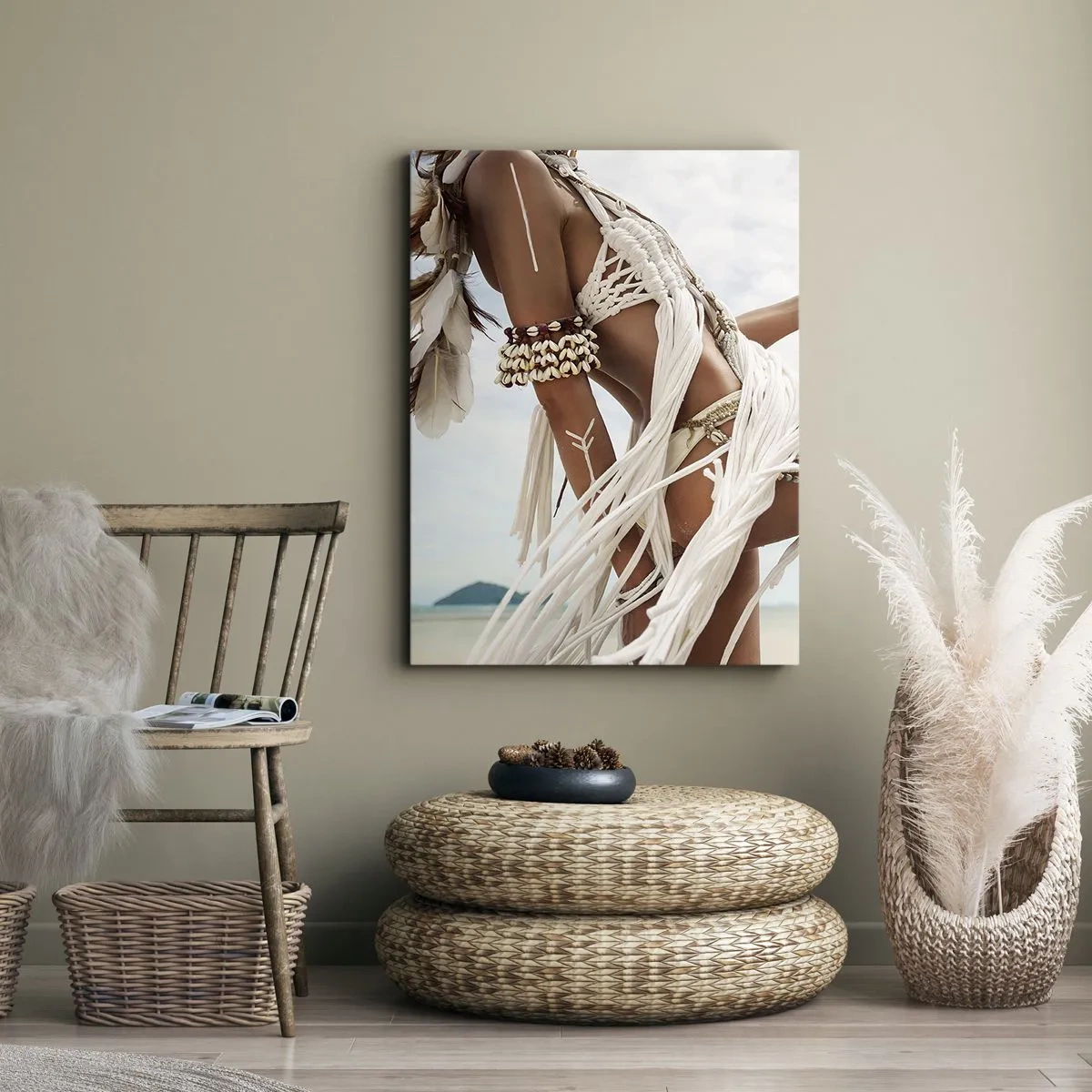 Obraz na płótnie - Kobieta w stylizacji boho z białymi frędzlami na plaży - 50x70cm - Kapłanka słońca - Nowoczesna dekoracja ścienna do salonu, kuchni i sypialni ARTTOR