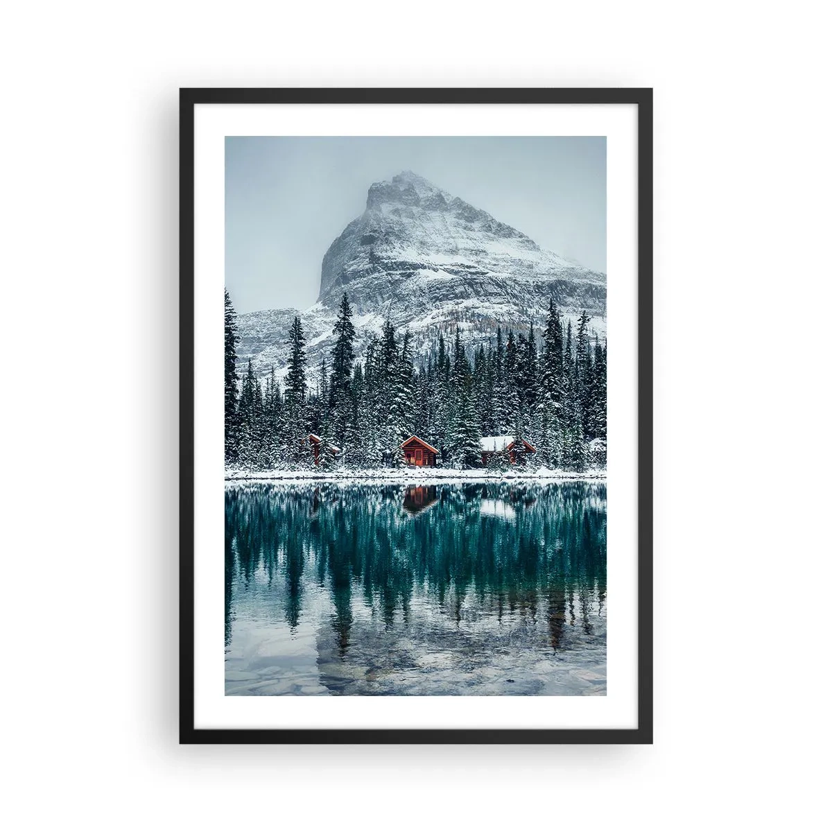 Plakat w czarnej ramie - Zimowy krajobraz z chatkami nad jeziorem i górą w tle - 50x70cm - Kanadyjskie zacisze - Nowoczesna dekoracja ścienna do salonu i sypialni ARTTOR