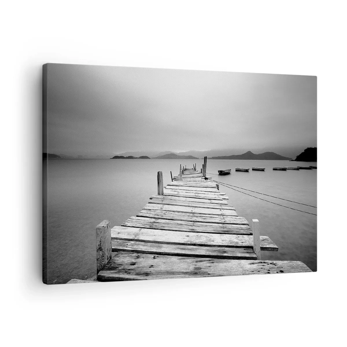 Obraz na płótnie - Czarno-biały widok na drewniany pomost i spokojne jezioro - 70x50cm - Za górami, za morzami - Nowoczesna dekoracja ścienna do salonu i sypialni ARTTOR