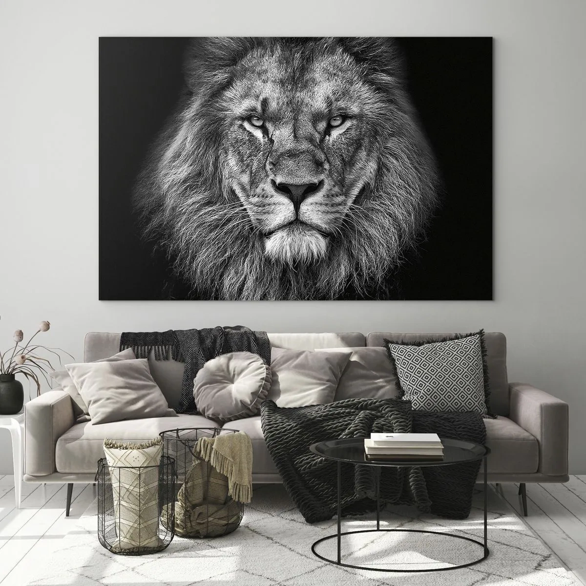 Obraz na szkle - Portret lwa w czerni i bieli z majestatyczną grzywą - 70x50cm - W stroju koronacyjnym - Nowoczesna dekoracja ścienna do salonu i sypialni ARTTOR