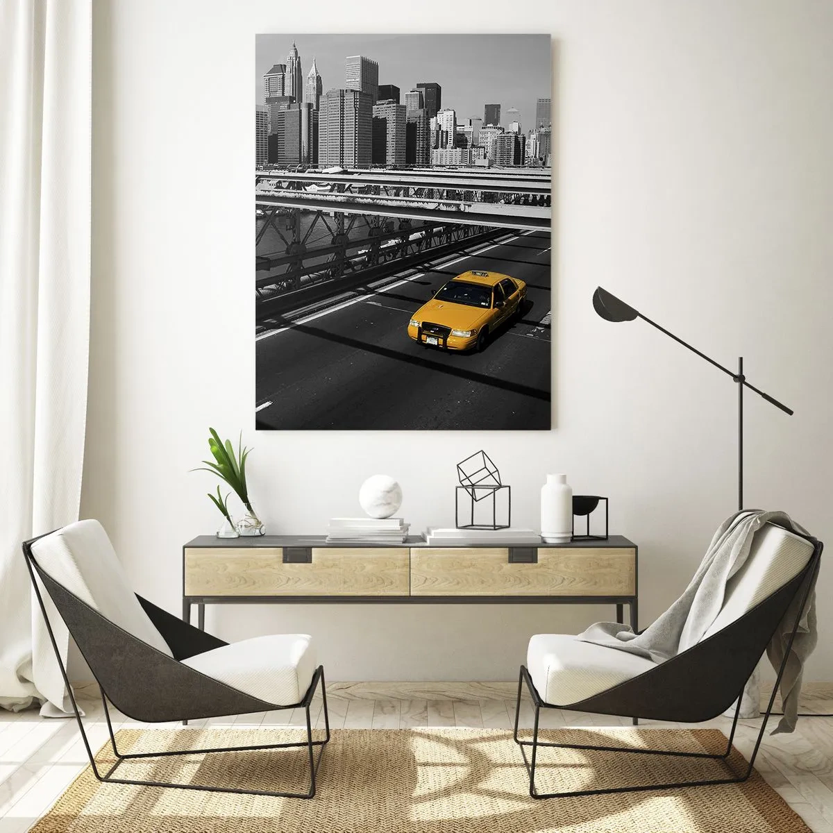 Obraz na szkle - Żółta taksówka na moście z widokiem na Manhattan - 50x70cm - Kolor wielkiego miasta - Nowoczesna dekoracja ścienna do salonu, kuchni i sypialni ARTTOR