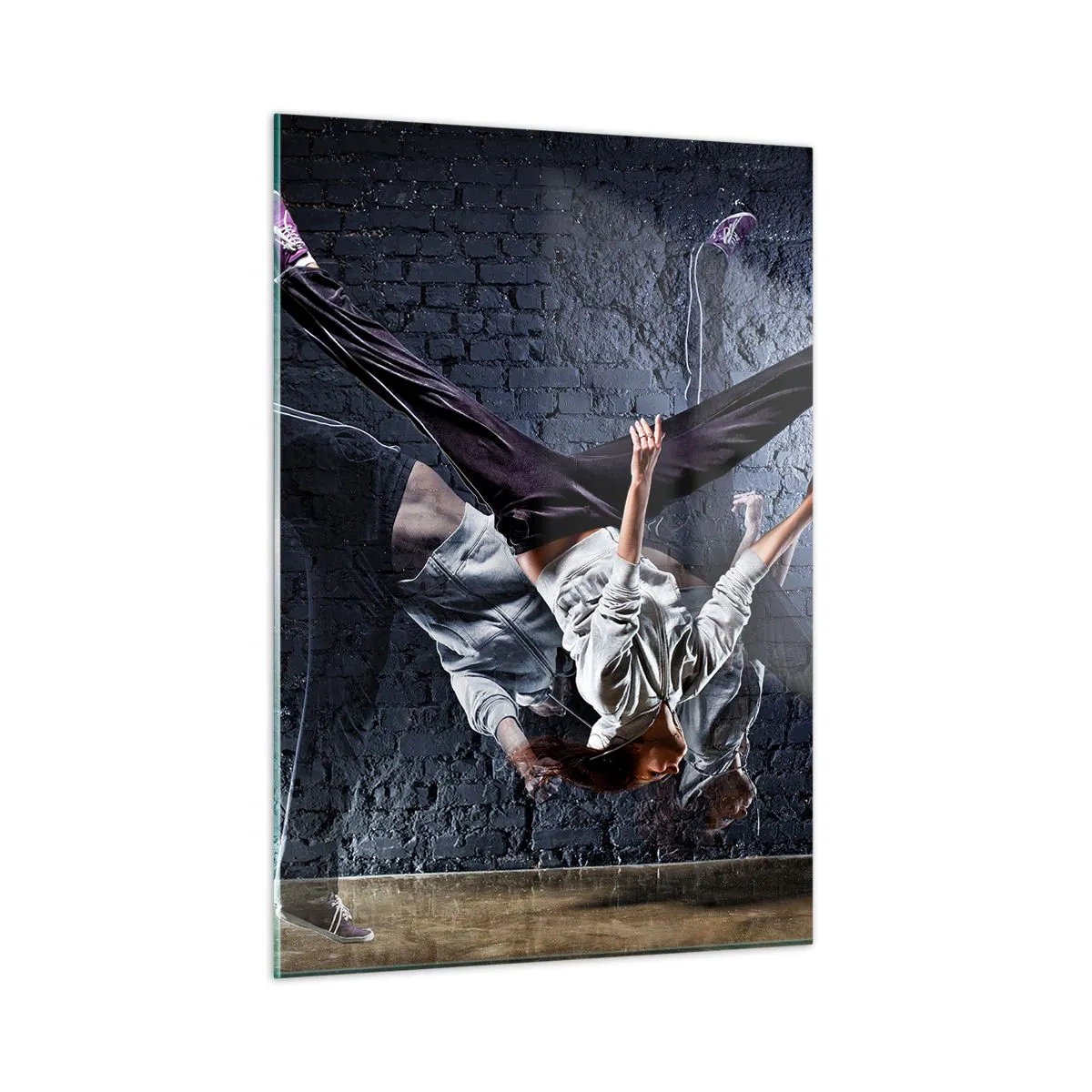 Obraz na szkle - Dynamiczny taniec na tle industrialnej ściany - 50x70cm - Gwiazda ulicy - Nowoczesna dekoracja ścienna do salonu, kuchni i sypialni ARTTOR