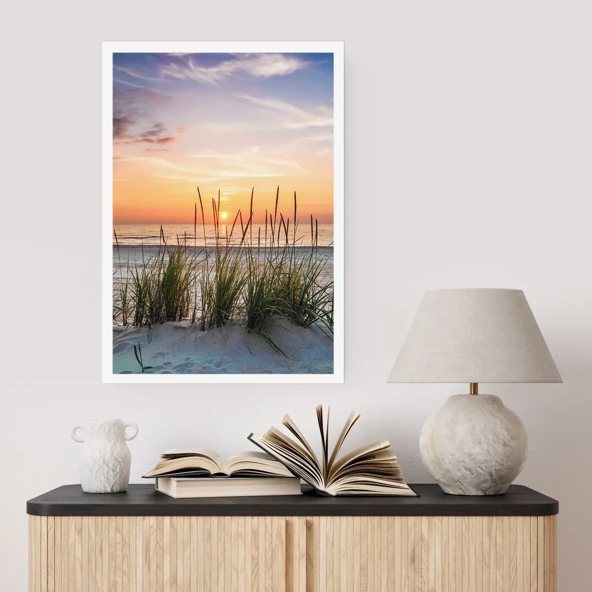 Plakat - Plaża z roślinnością o wschodzie słońca - 50x70cm - Popatrz, pomyśl, poczuj - Nowoczesna dekoracja ścienna do salonu, kuchni i sypialni ARTTOR