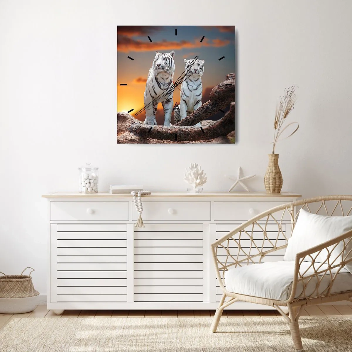 Zegar ścienny - Białe tygrysy w zachodzącym słońcu na tle natury - 30x30cm - Zupełnie jak w Narni - Nowoczesna dekoracja ścienna do salonu i sypialni ARTTOR