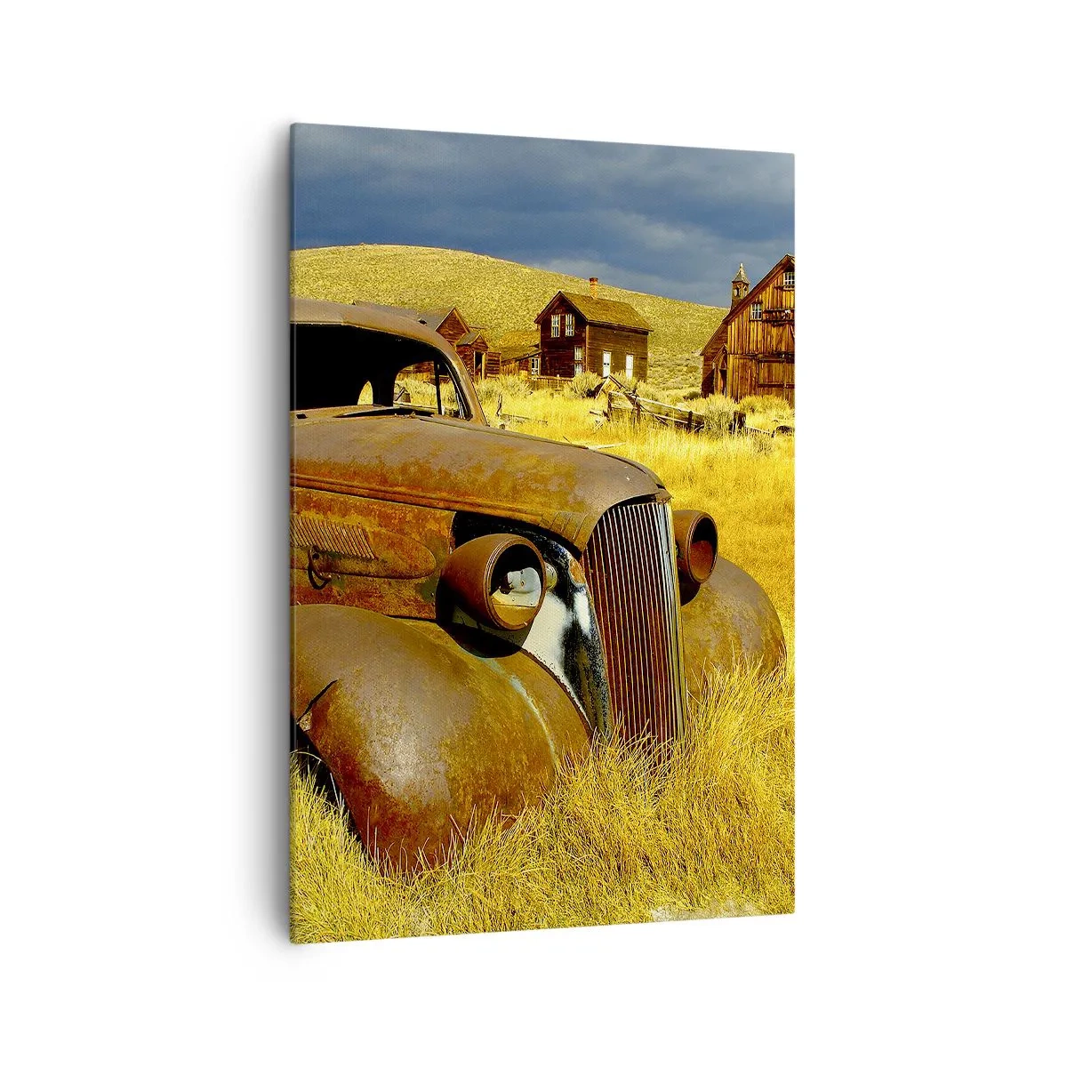 Obraz na płótnie - Stary zardzewiały samochód na tle opuszczonych drewnianych chat - 70x100cm - Zasłużony odpoczynek - Nowoczesna dekoracja ścienna do salonu i sypialni ARTTOR