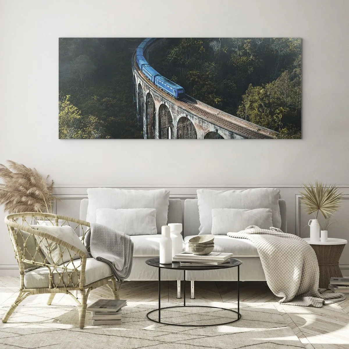 Obraz na szkle - Niebieski pociąg na zabytkowym wiadukcie wśród lasów - 120x50cm - Pociąg do natury - Nowoczesna dekoracja ścienna do salonu i sypialni ARTTOR