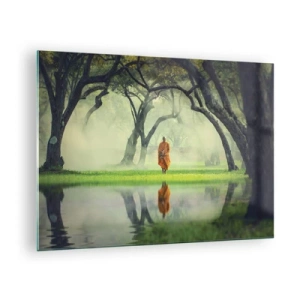 Obraz na szkle - Mnich w pomarańczowej szacie spacerujący wśród drzew nad wodą - 70x50cm - W drodze do oświecenia - Nowoczesna dekoracja ścienna do salonu i sypialni ARTTOR