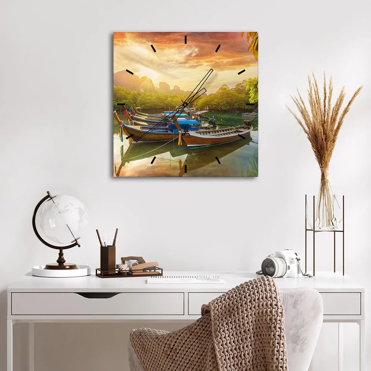 Zegar ścienny - Tradycyjne łodzie na spokojnej wodzie o zachodzie słońca - 30x30cm - Przed pracowitym dniem - Nowoczesna dekoracja ścienna do salonu i sypialni ARTTOR