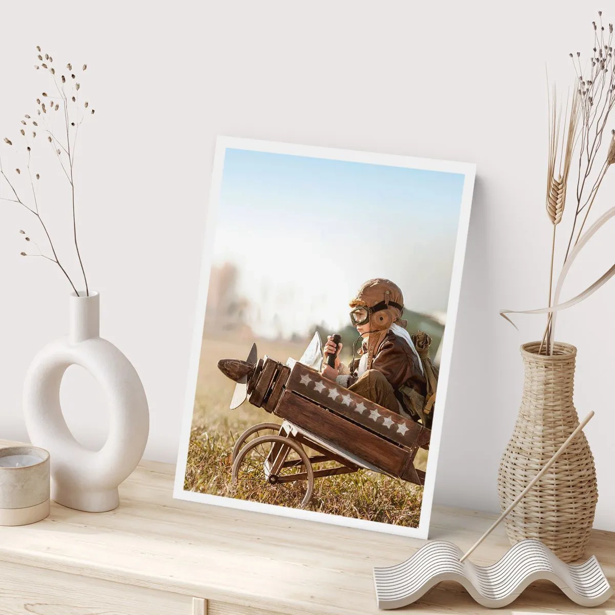 Plakat - Dziecko w drewnianym samolocie z gwiazdami na tle pola - 50x70cm - Start ku marzeniu - Nowoczesna dekoracja ścienna do salonu, kuchni i sypialni ARTTOR