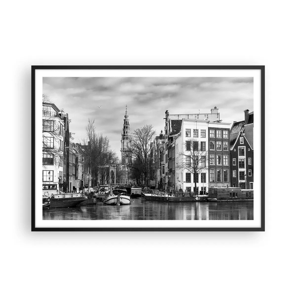 Plakat w czarnej ramie - Czarno-biała panorama Amsterdamu z kanałem i zabytkowymi budynkami - 100x70cm - Amsterdamskie klimaty - Nowoczesna dekoracja ścienna do salonu i sypialni ARTTOR