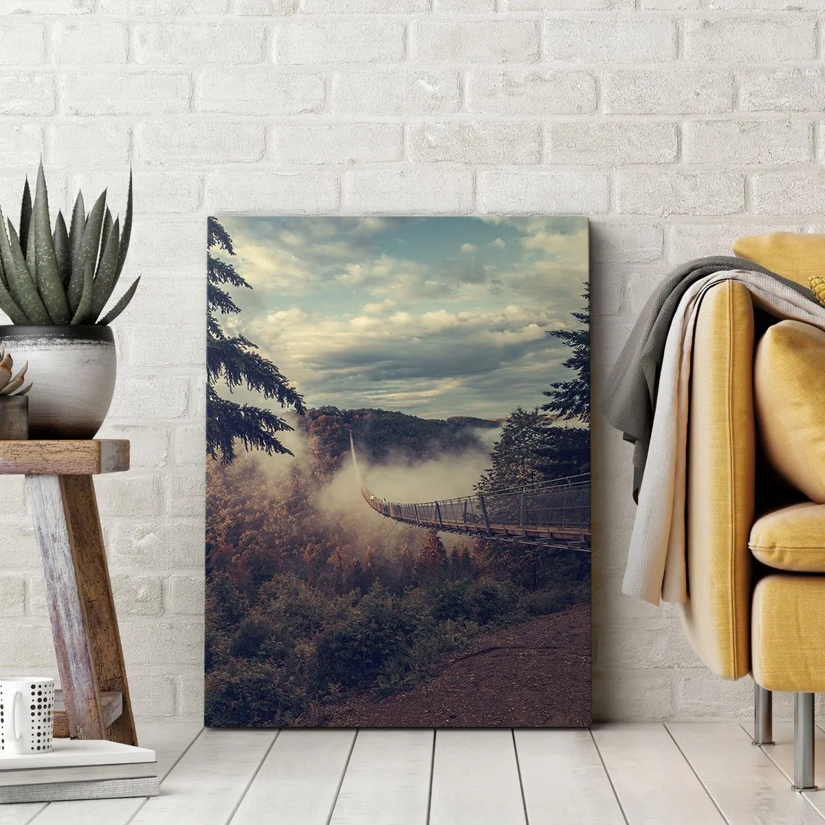 Obraz na płótnie - Most wiszący nad mglistym jesiennym lasem o zachodzie słońca - 50x70cm - Nad jesiennym lasem - Nowoczesna dekoracja ścienna do salonu, kuchni i sypialni ARTTOR