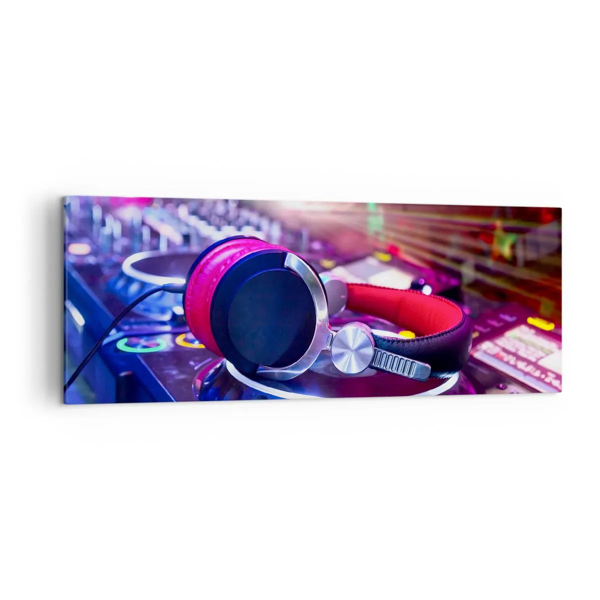 Obraz na płótnie - Słuchawki DJ na konsolecie oświetlone reflektorami na imprezie - 140x50cm - Będzie, będzie się działo - Nowoczesna dekoracja ścienna do salonu i sypialni ARTTOR
