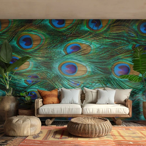 Fototapeta Premium Sand - Detal piór pawia z wyrazistym wzorem oka i barwami - 100x70cm - Pawiookie spojrzenie - Nowoczesna dekoracja ścienna do salonu, kuchni i sypialni ARTTOR