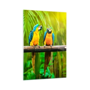 Obraz na szkle - Trzy kolorowe papugi na tle tropikalnej zieleni - 70x100cm - A słyszałaś, że ona…? - Nowoczesna dekoracja ścienna do salonu i sypialni ARTTOR