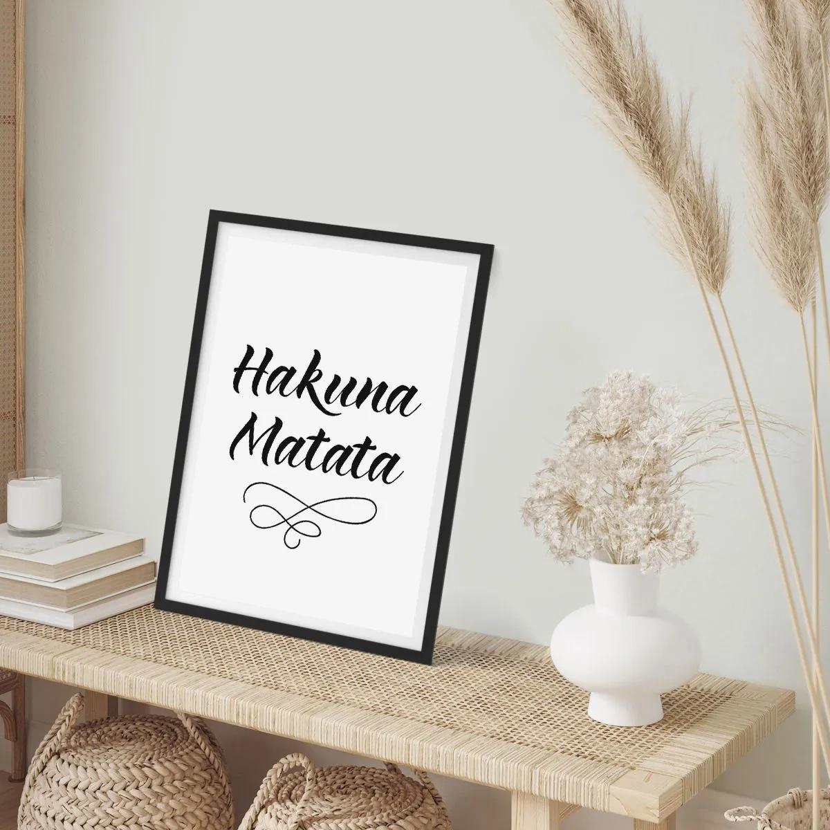 Plakat w czarnej ramie - Czarny napis Hakuna Matata na białym tle - 50x70cm - Najlepsza rada - Nowoczesna dekoracja ścienna do salonu i sypialni ARTTOR
