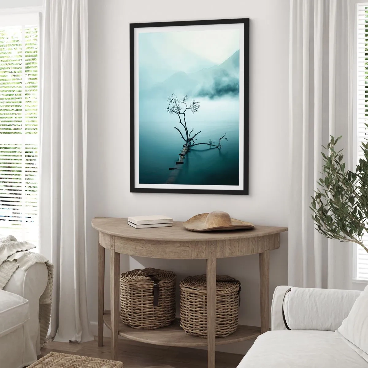 Plakat w czarnej ramie - Fotografia samotnego drzewa wyrastającego z wody w otoczeniu mgły i gór - 50x70cm - Z wody i mgły - Nowoczesna dekoracja ścienna do salonu i sypialni ARTTOR