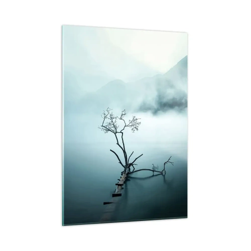 Obraz na szkle - Samotne drzewo na tle gór spowitych mgłą nad wodą - 50x70cm - Z wody i mgły - Nowoczesna dekoracja ścienna do salonu, kuchni i sypialni ARTTOR