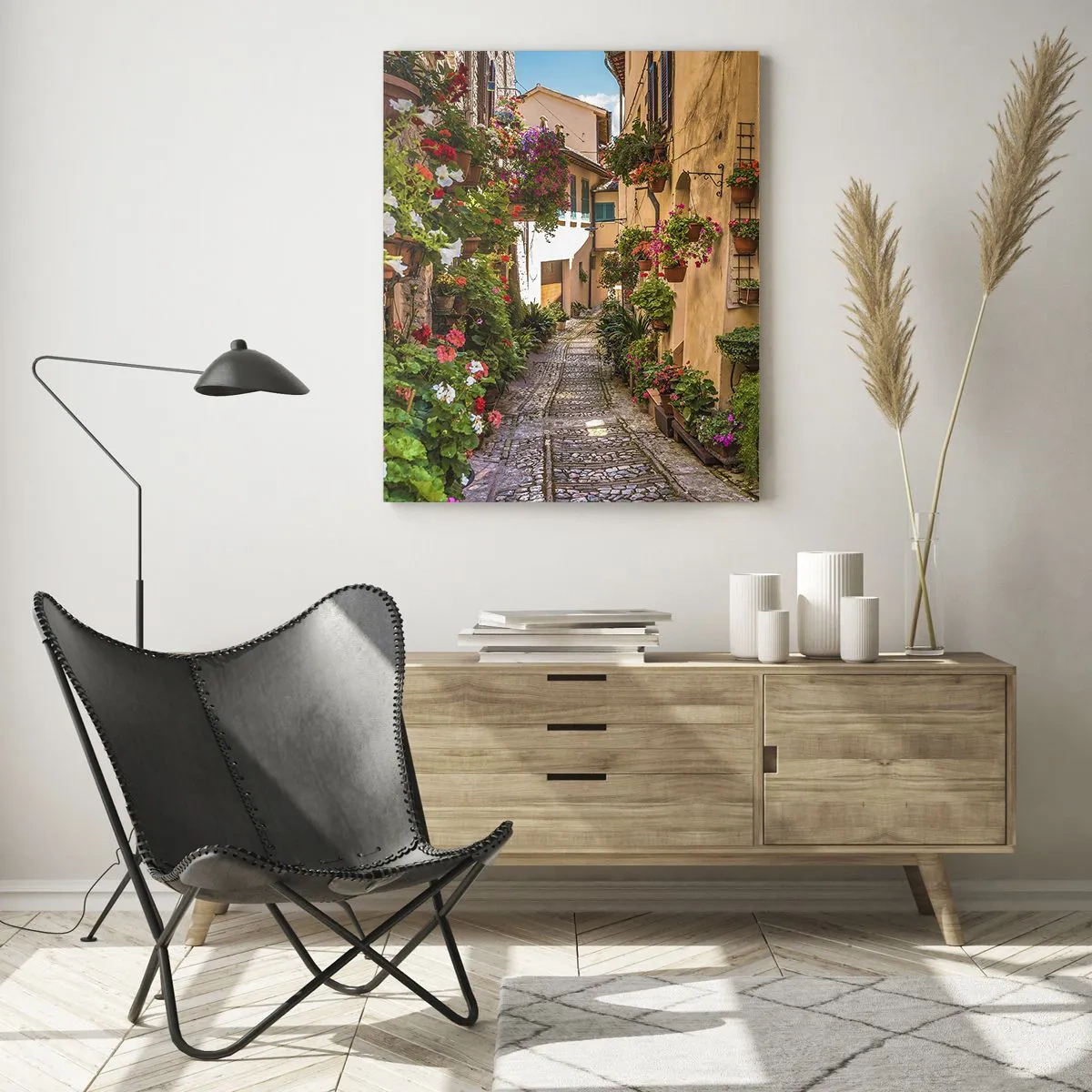 Obraz na szkle - Uroczy włoski zaułek z kwiatami w doniczkach i brukowaną uliczką - 50x70cm - Włoski zaułek - Nowoczesna dekoracja ścienna do salonu, kuchni i sypialni ARTTOR