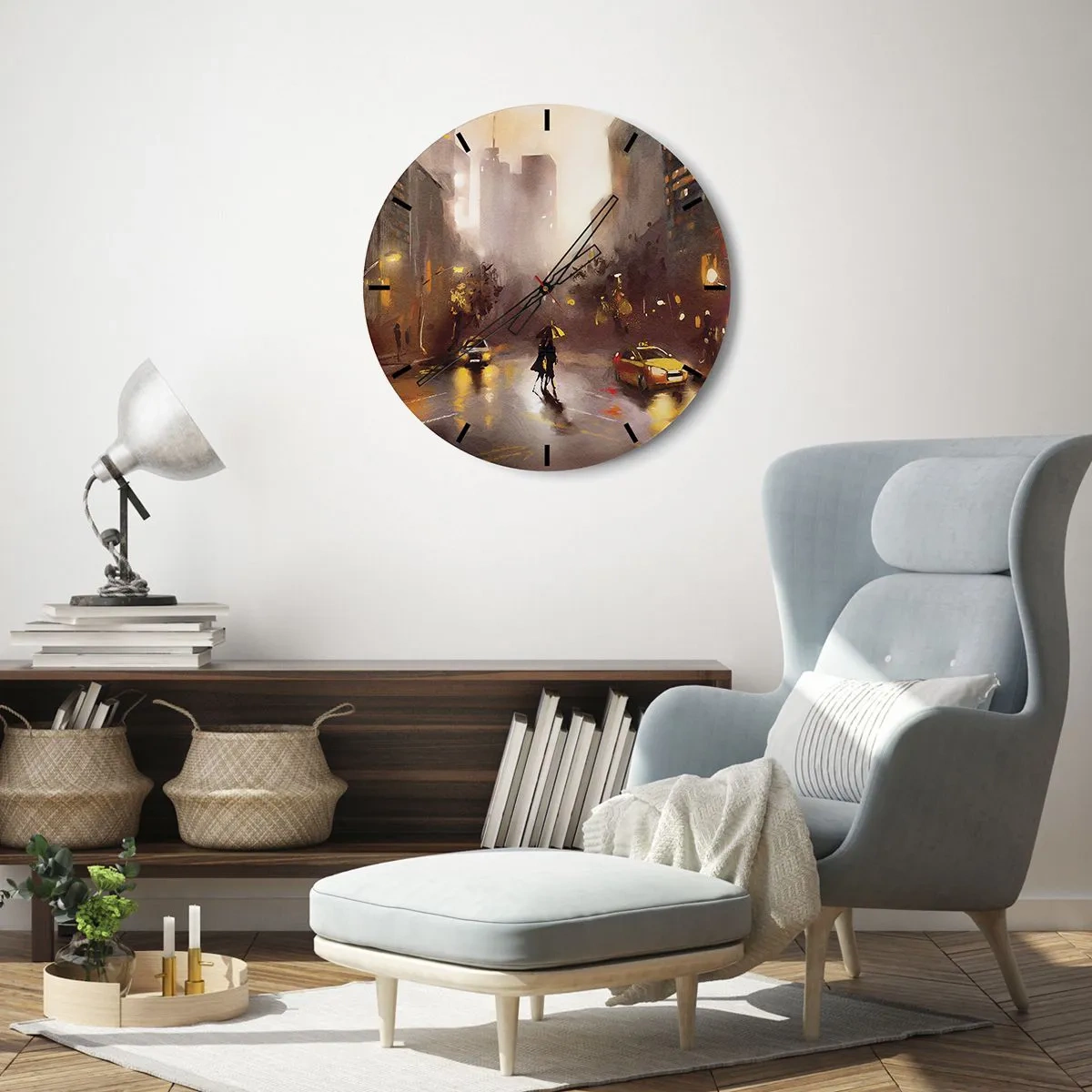 Zegar ścienny - Miejska ulica podczas deszczu w ciepłych odcieniach - 30x30cm - W światłach Nowego Jorku - Nowoczesna dekoracja ścienna do salonu, kuchni i sypialni ARTTOR