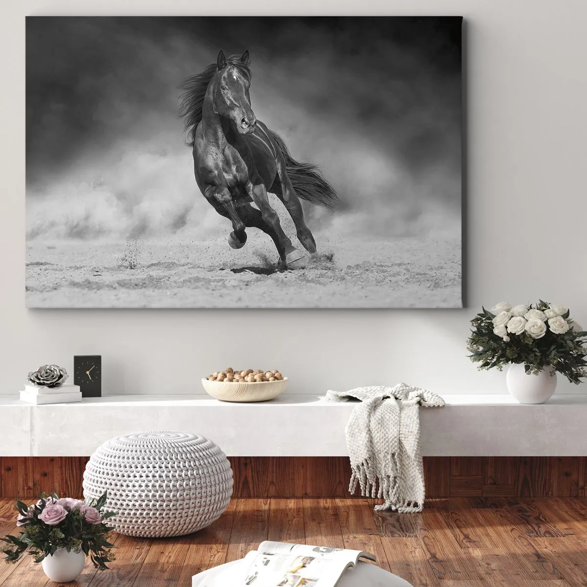 Obraz na płótnie - Czarno-biały koń galopujący po piasku - 70x50cm - Godny samego emira - Nowoczesna dekoracja ścienna do salonu i sypialni ARTTOR