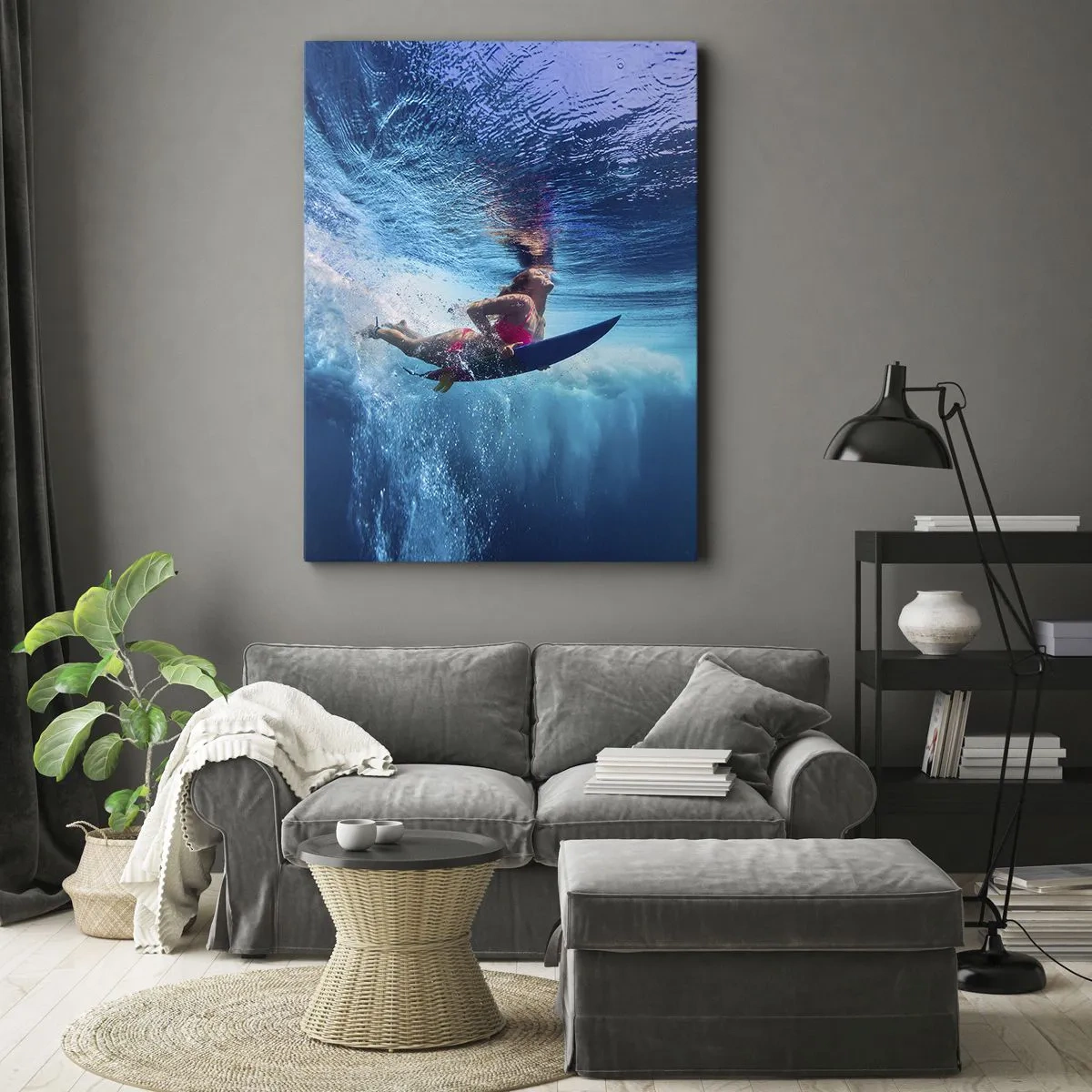Obraz na płótnie - Surferka pod wodą z deską na tle turkusowego oceanu - 50x70cm - Głębia radości - Nowoczesna dekoracja ścienna do salonu, kuchni i sypialni ARTTOR