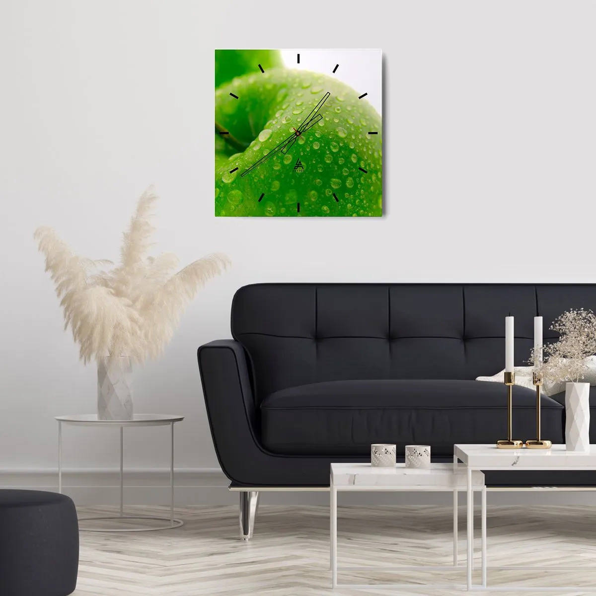Zegar ścienny - Zielone jabłko z kroplami wody w zbliżeniu - 30x30cm - Zielona chłodna świeżość - Nowoczesna dekoracja ścienna do salonu i sypialni ARTTOR