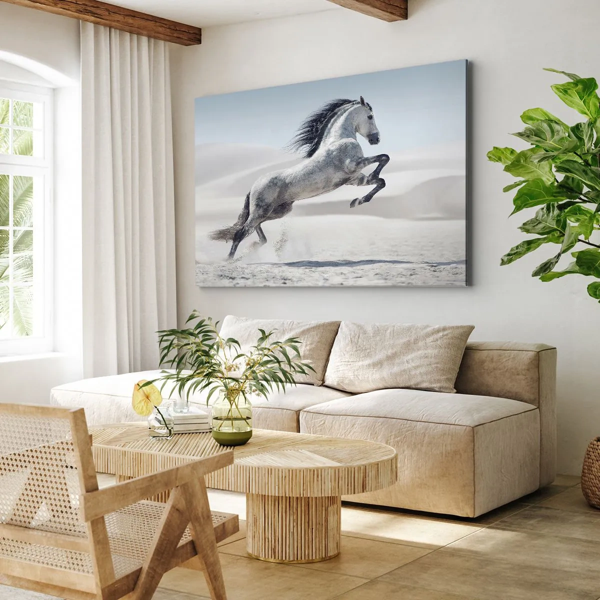 Obraz na płótnie - Biały koń w galopie na tle pustynnych wydm - 70x50cm - Arabski książę - Nowoczesna dekoracja ścienna do salonu i sypialni ARTTOR
