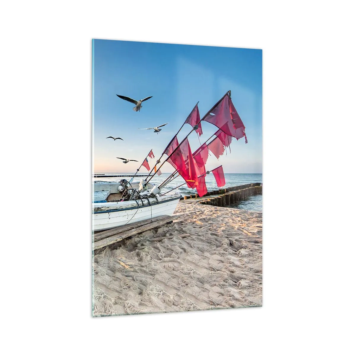 Obraz na szkle - Łódka na plaży o świcie z mewami i czerwonymi flagami - 70x100cm - Zasłużony odpoczynek - Nowoczesna dekoracja ścienna do salonu i sypialni ARTTOR