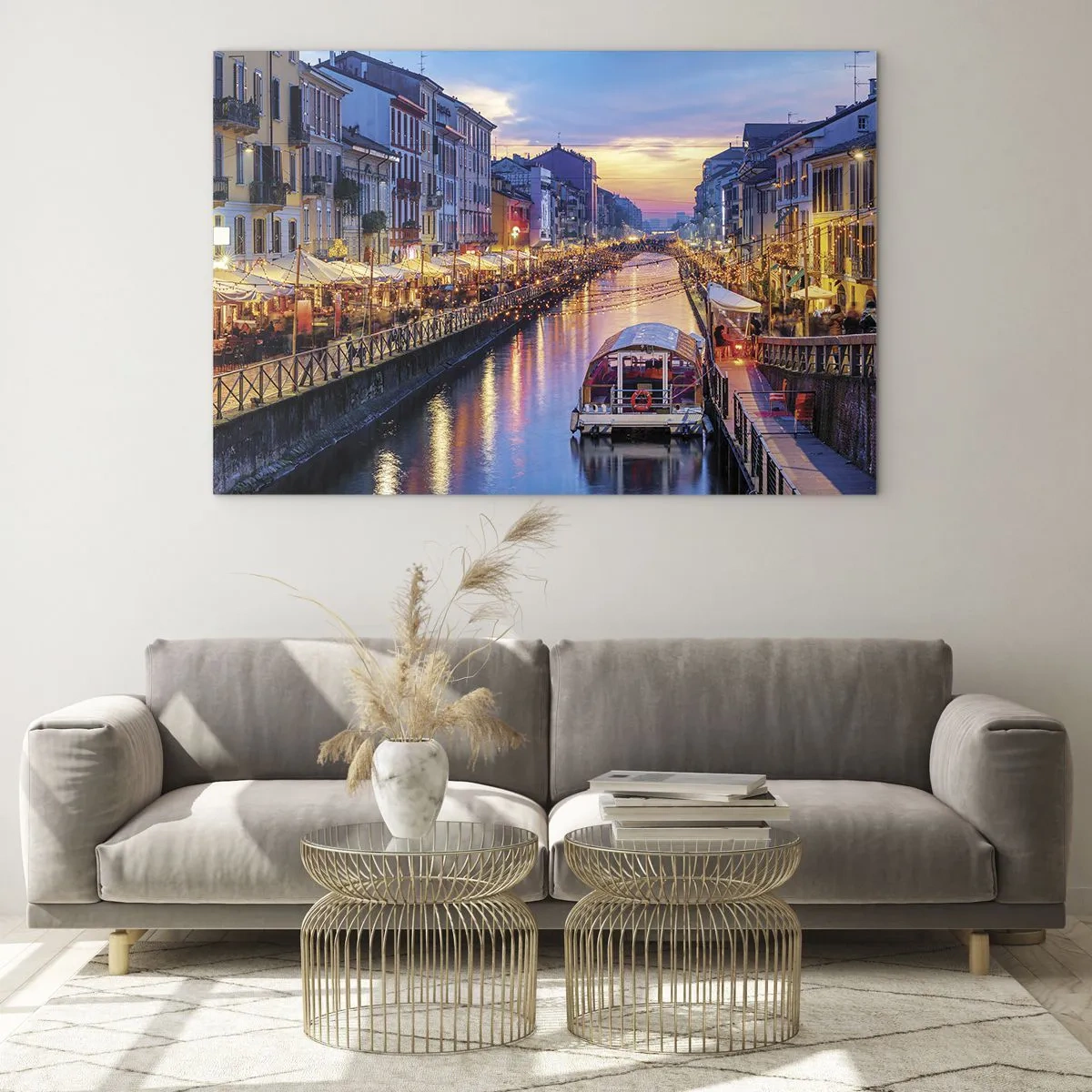 Obraz na szkle - Wieczorny widok na oświetlony kanał z łodzią i kawiarniami - 70x50cm - Wieczór światła i zabawy - Nowoczesna dekoracja ścienna do salonu i sypialni ARTTOR