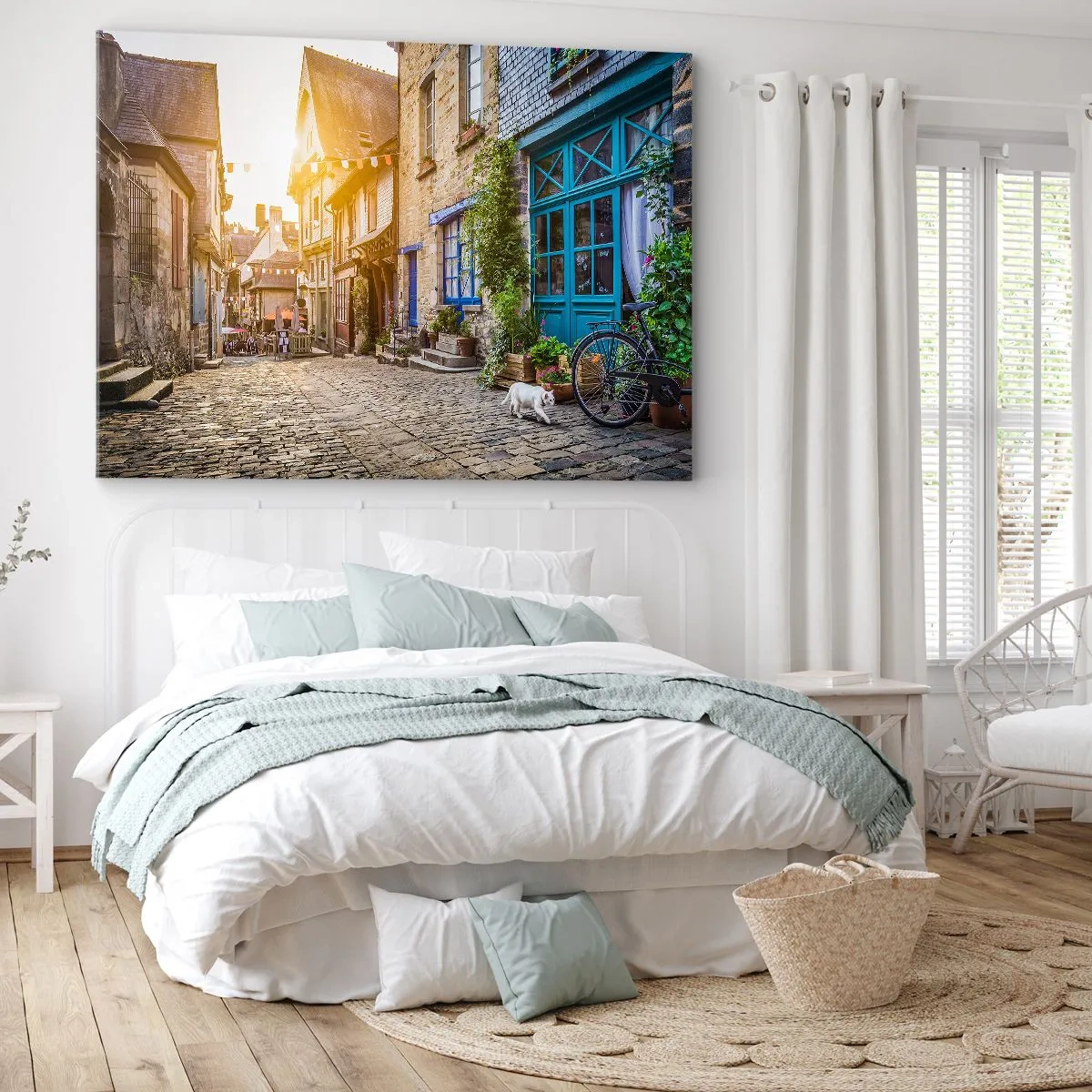 Obraz na płótnie - Urokliwa uliczka z kamiennym brukiem w świetle słońca - 70x50cm - Biały duch miasteczka - Nowoczesna dekoracja ścienna do salonu i sypialni ARTTOR