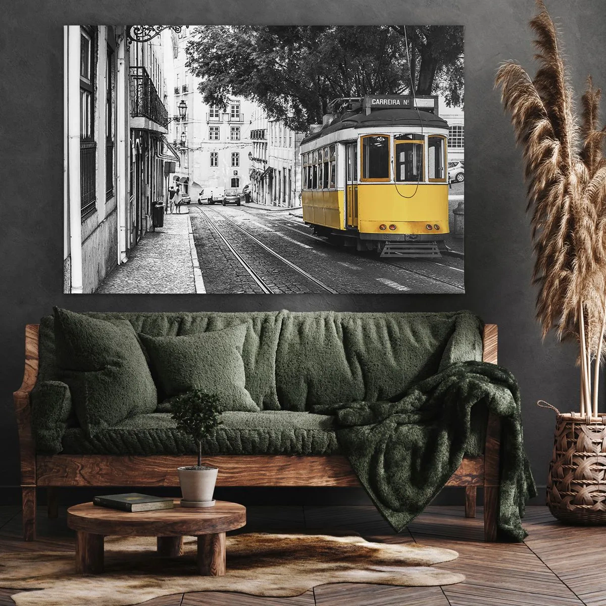 Obraz na płótnie - Żółty tramwaj na tle czarno-białej uliczki - 70x50cm - I fado w tle - Nowoczesna dekoracja ścienna do salonu i sypialni ARTTOR