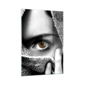 Obraz na szkle - Jedno oko ukryte za teksturą tkaniny w monochromatycznej tonacji - 50x70cm - Poznaj tajemnicę - Nowoczesna dekoracja ścienna do salonu, kuchni i sypialni ARTTOR