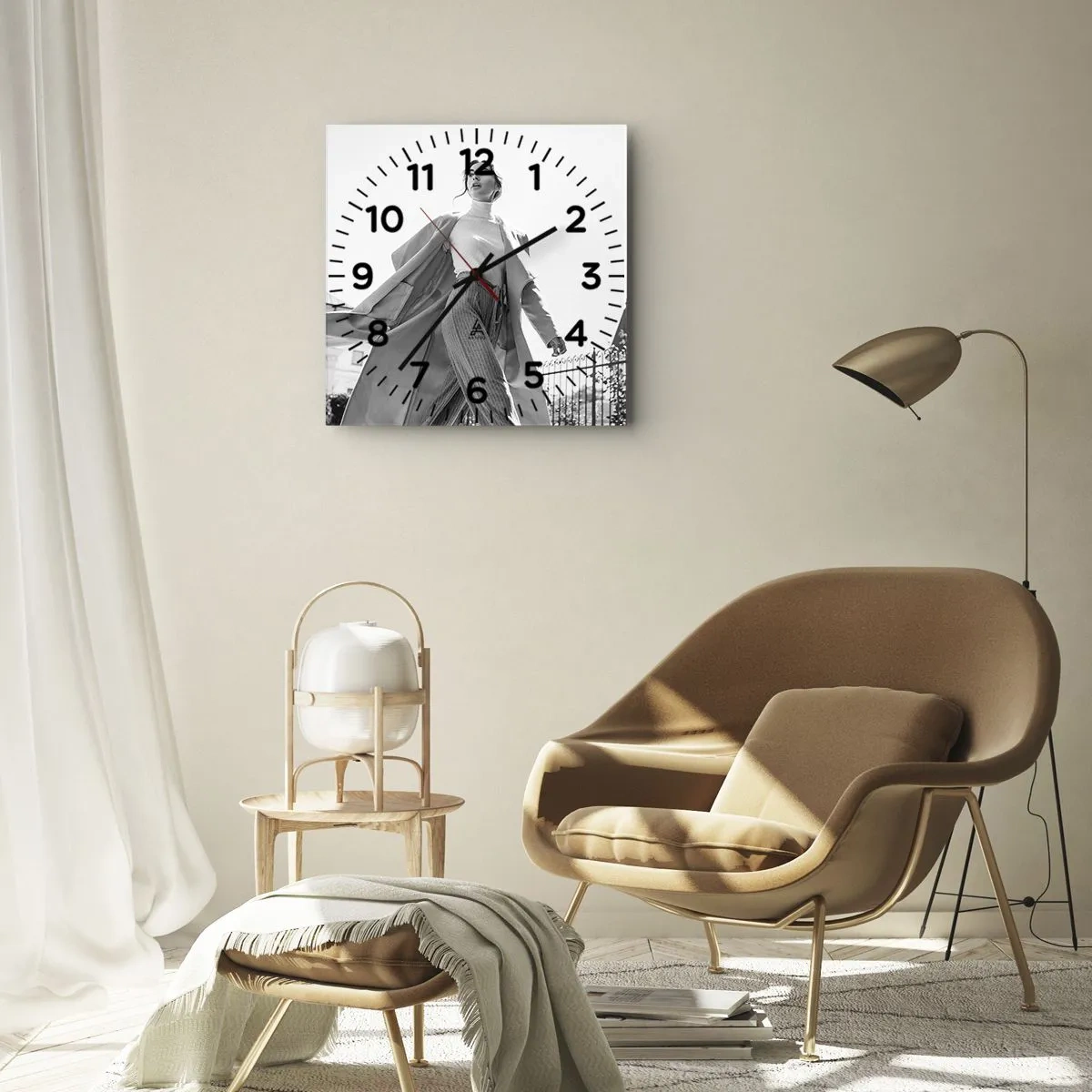 Zegar ścienny - Stylowa kobieta w płaszczu na tle architektury w czerni i bieli - 30x30cm - Idziesz ze mną? - Nowoczesna dekoracja ścienna do salonu i sypialni ARTTOR