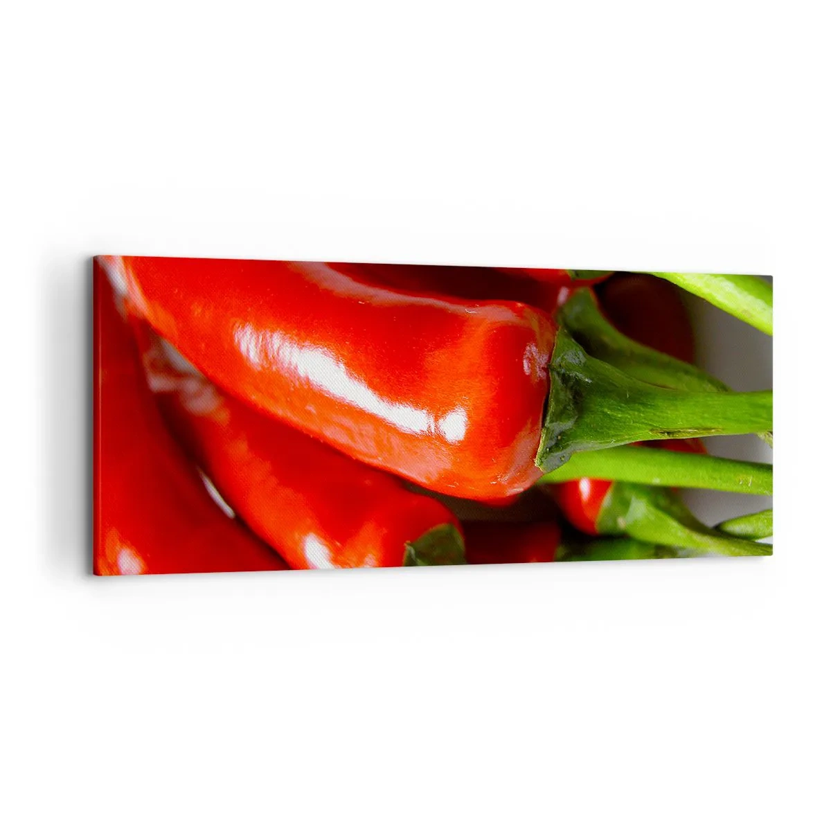 Obraz na płótnie - Zbliżenie na czerwone papryczki chili z zielonymi ogonkami - 120x50cm - Soczyste, błyszczące, gładkie - Nowoczesna dekoracja ścienna do salonu i sypialni ARTTOR