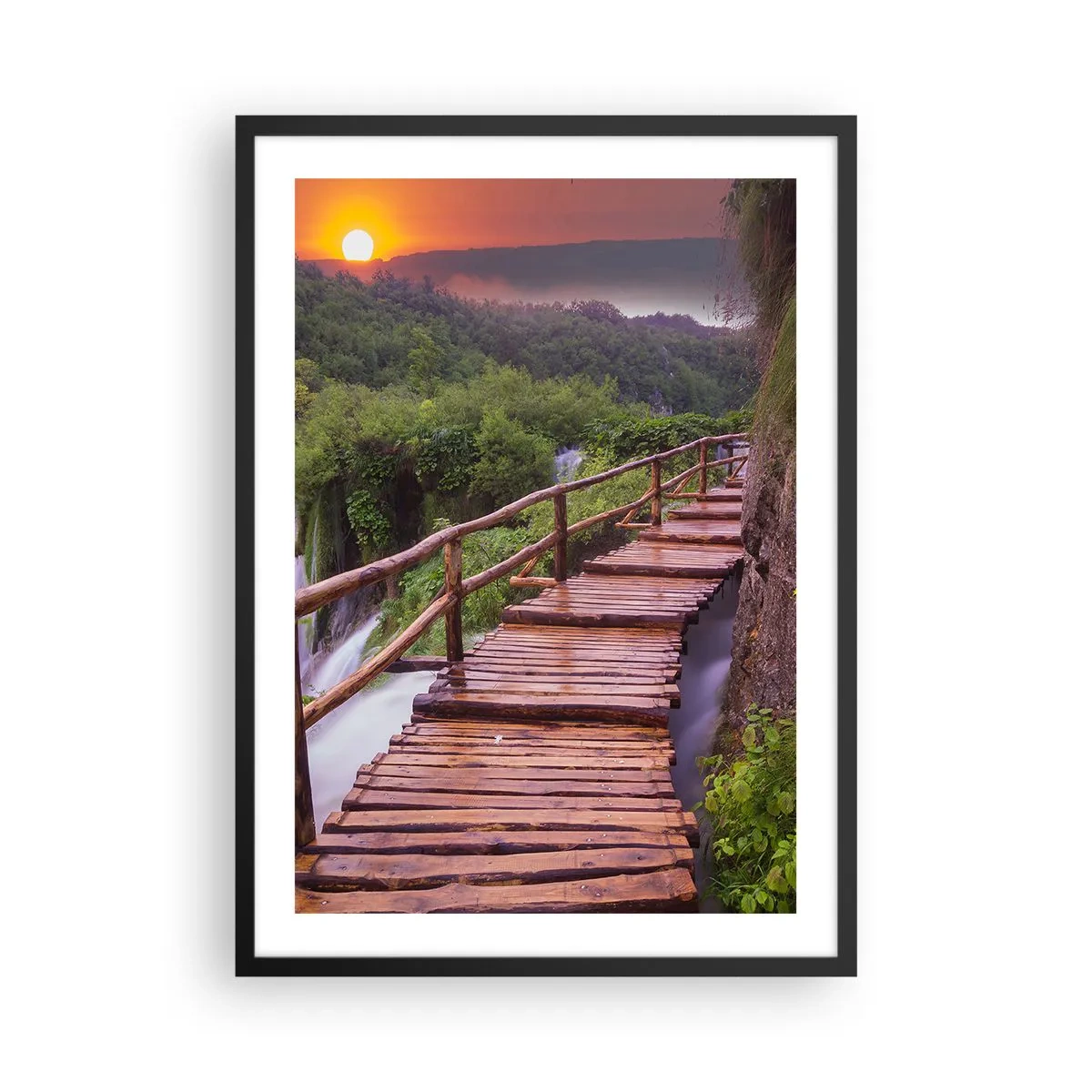 Plakat w czarnej ramie - Drewniany mostek wśród zieleni i zachodzącego słońca - 50x70cm - Piękno nie do uwierzenia - Nowoczesna dekoracja ścienna do salonu i sypialni ARTTOR