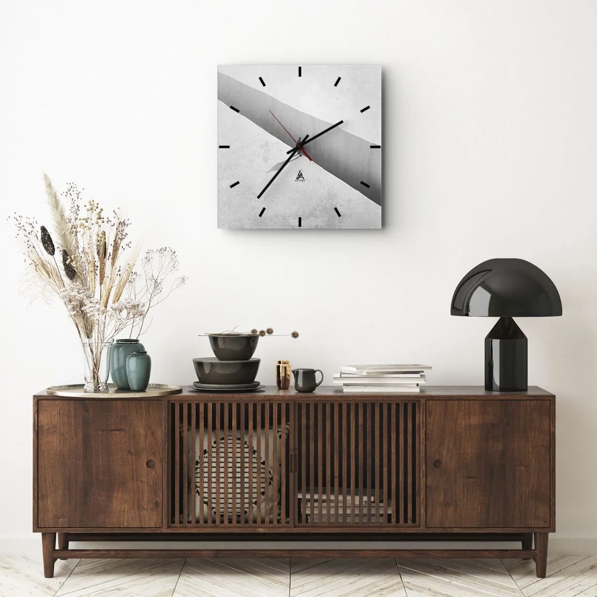 Zegar ścienny - Samotna postać nad głęboką przepaścią w monochromatycznej scenerii - 30x30cm - Jasny cel - Nowoczesna dekoracja ścienna do salonu i sypialni ARTTOR