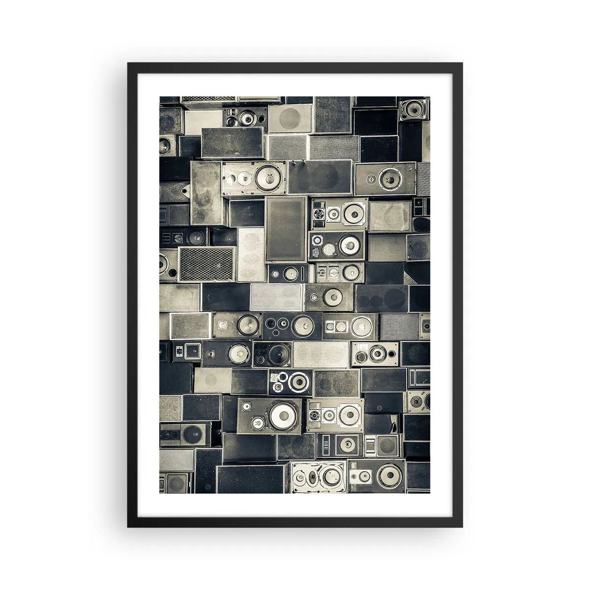 Plakat w czarnej ramie - Kolaż z głośników w odcieniach szarości - 50x70cm - I wszystko gra - Nowoczesna dekoracja ścienna do salonu i sypialni ARTTOR