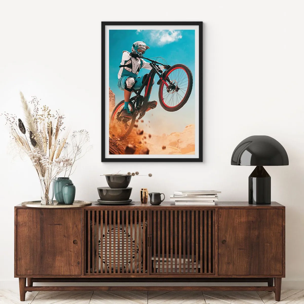 Plakat w czarnej ramie - Kolarz górski w dynamicznym skoku na tle pustynnego krajobrazu - 50x70cm - Rowerowy demon szaleństwa - Nowoczesna dekoracja ścienna do salonu i sypialni ARTTOR