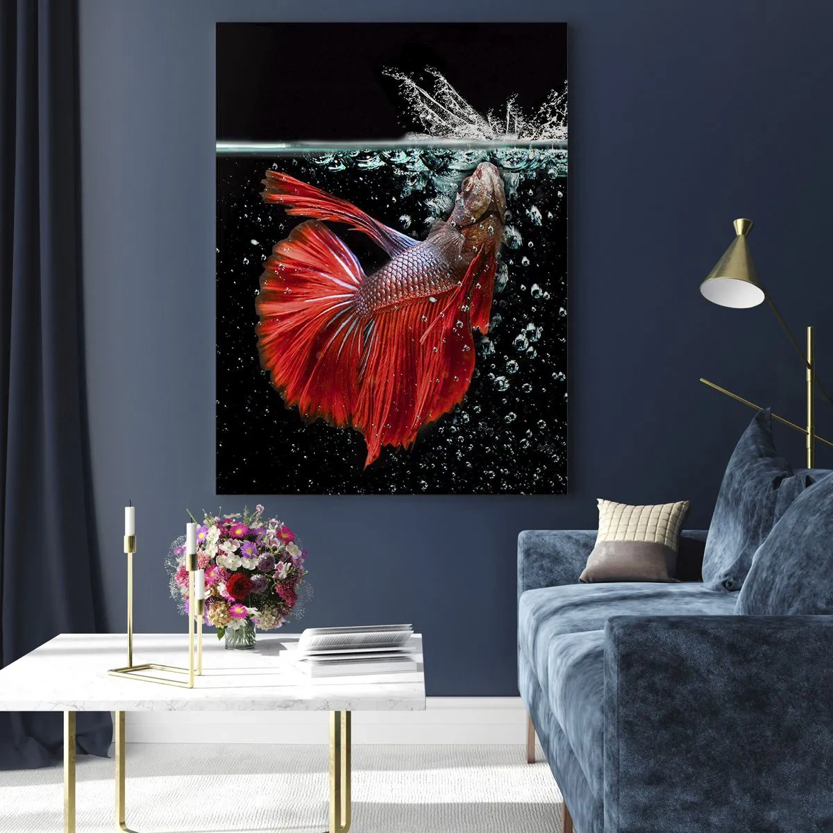 Obraz na szkle - Czerwona bojownik w dynamicznej kompozycji wodnej - 50x70cm - Masz trzy życzenia - Nowoczesna dekoracja ścienna do salonu, kuchni i sypialni ARTTOR