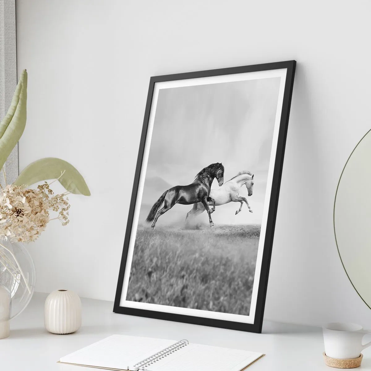 Plakat w czarnej ramie - Czarno-białe konie w dynamicznym galopie na tle pola - 50x70cm - Anioły i demony - Nowoczesna dekoracja ścienna do salonu i sypialni ARTTOR