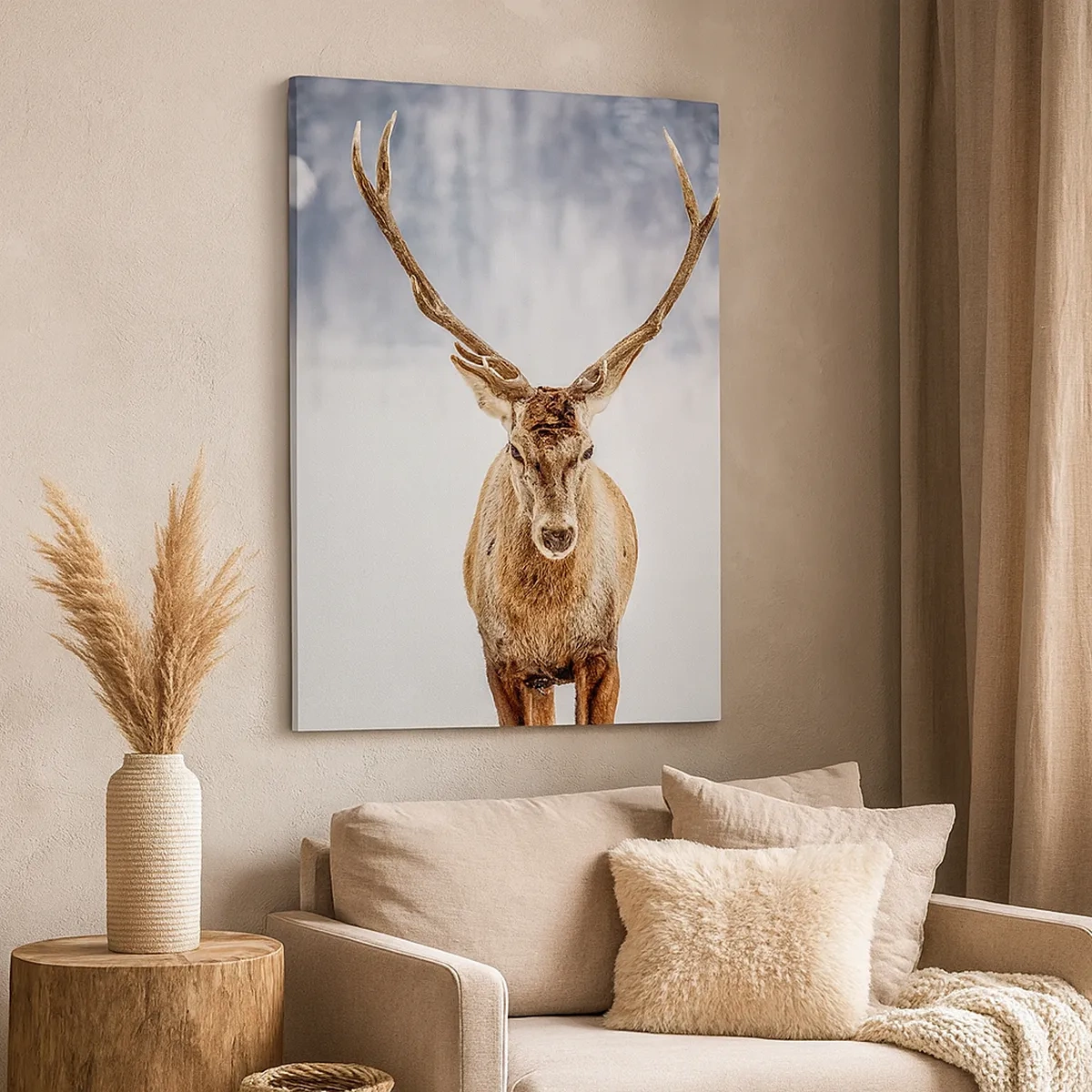 Obraz na płótnie - Dumny jeleń na tle zimowego krajobrazu z ośnieżonym lasem - 50x70cm - Prosto ze śnieżnej mgły - Nowoczesna dekoracja ścienna do salonu, kuchni i sypialni ARTTOR