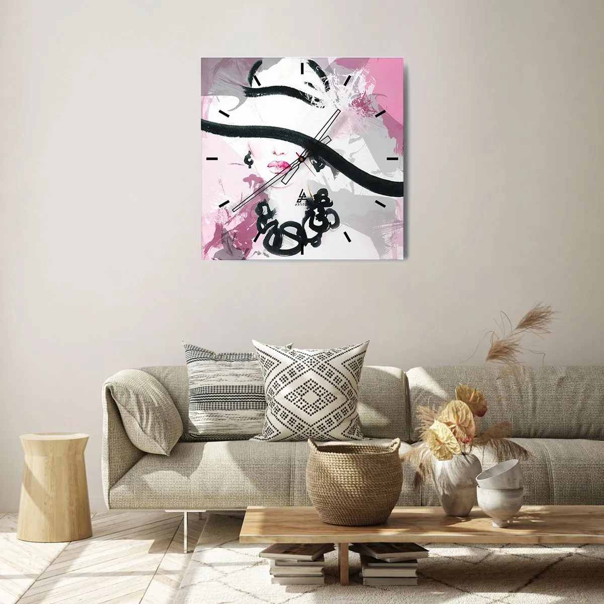 Zegar ścienny - Elegancka kobieta w kapeluszu na tle różowych abstrakcji - 30x30cm - Portret damy w czerni i różu - Nowoczesna dekoracja ścienna do salonu i sypialni ARTTOR