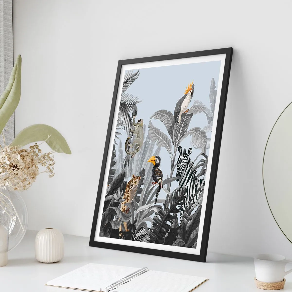 Plakat w czarnej ramie - Kolorowe zwierzęta tropikalne wśród liści dżungli - 50x70cm - Afrykańska bajka - Nowoczesna dekoracja ścienna do salonu i sypialni ARTTOR